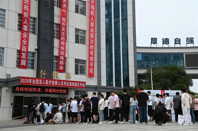 图为考生侯考现场